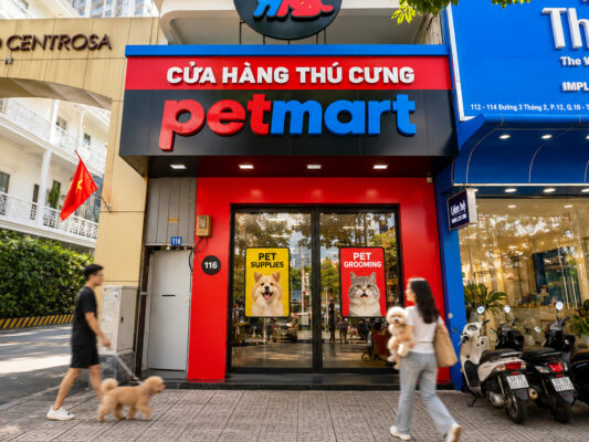 Cửa hàng thú cưng Pet Mart tại số 116 Đường 3/2, Phường Hòa Hưng, Hồ Chí Minh – bán thức ăn, phụ kiện cho chó mèo, dịch vụ cắt tỉa lông, tắm spa và khách sạn thú cưng