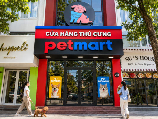 Cửa hàng thú cưng Pet Mart tại số 242 Nguyễn Trãi, Phường Khương Đình, Hà Nội – bán thức ăn, phụ kiện cho chó mèo, dịch vụ cắt tỉa lông, tắm spa và khách sạn thú cưng